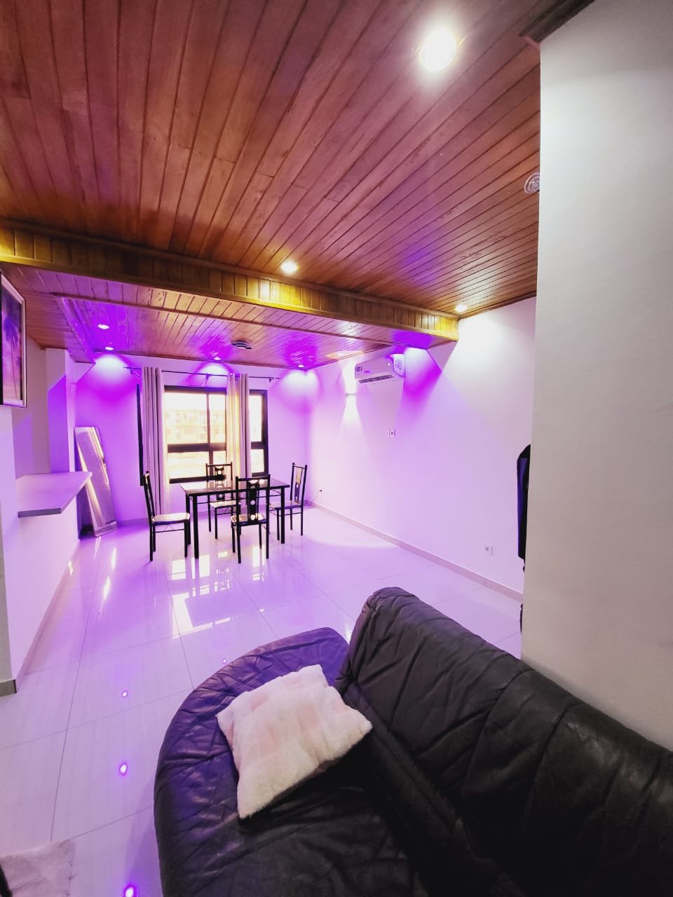 Studio moderne meublé haut standing situé à LOGPOM dans un cadre confortable et sécurisé.