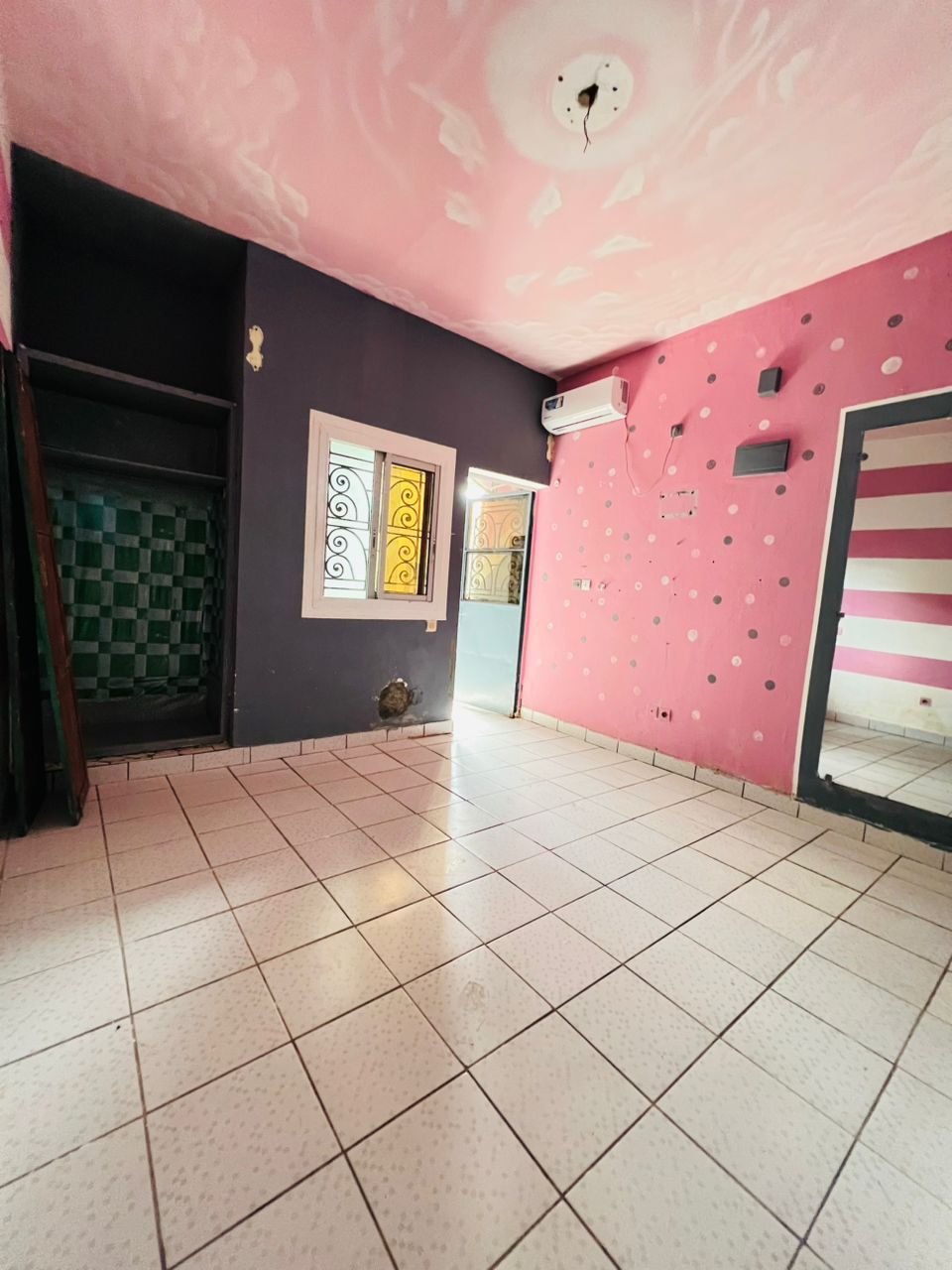 Chambre moderne situé à LOGPOM à seulement 100m du goudron sans parking.