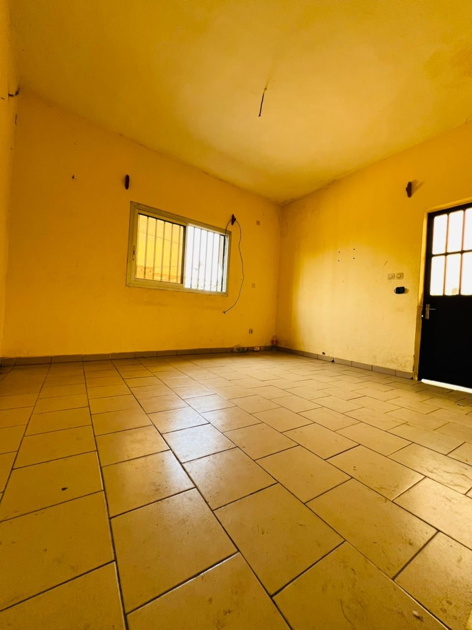 Magnifique appartement de 75000frs situé à Kotto au 1er étage d’un immeuble dans un cadre agréable