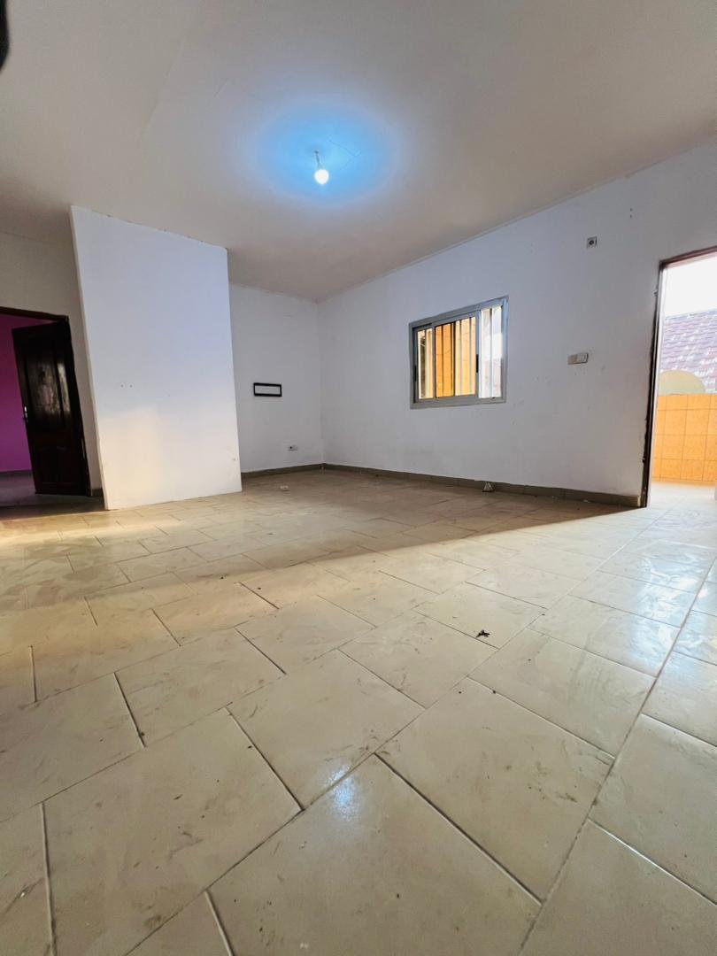 Appartement situé à kotto Maurivanas à 200frs à partir du carrefour des immeubles, cadre agréable