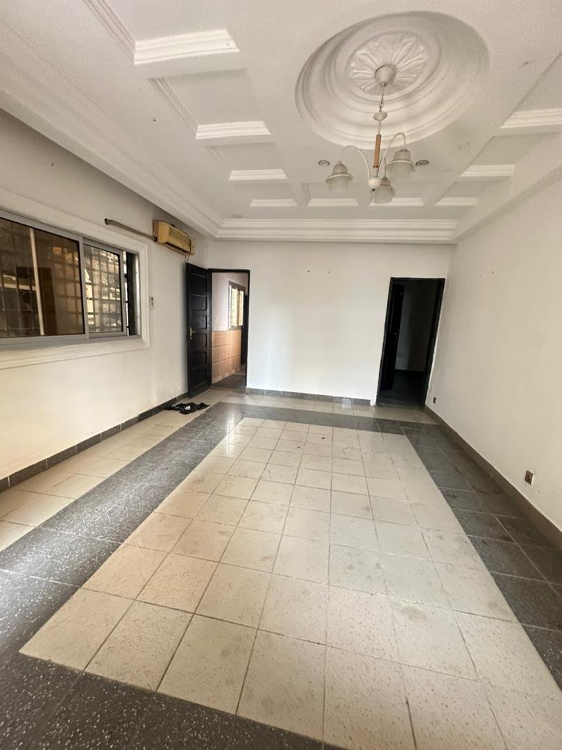 Studio moderne bon standing situé à LOGPOM dans un cadre agréable avec parking